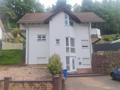 Mediterran gestaltetes Einfamilienhaus in schöner Stadtrandlage