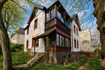 Teilsaniertes Altbau-Zweifamilienhaus  mit eingewachsenem Garten