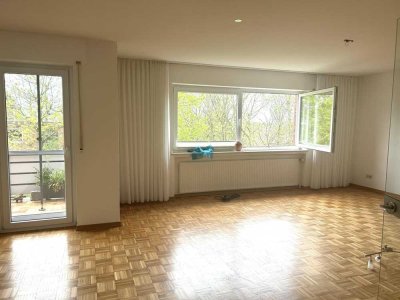 4 Zi. familienfreundliche Wohnung mit sonnigem Balkon in Grünruhelage, ab sofort