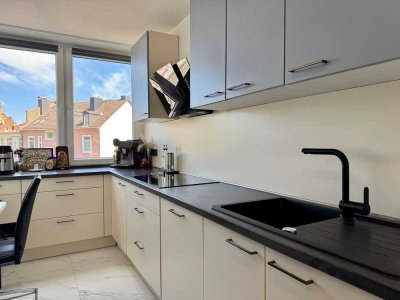 Modern. Hell. Kernsaniert. 3 Zimmer mit Einbauküche & Balkon.