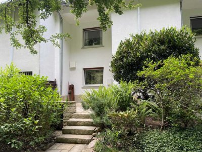 Kronberg, schönes Wohnen im Reihenhaus, mit eingewachsenem Garten, am Waldrand!