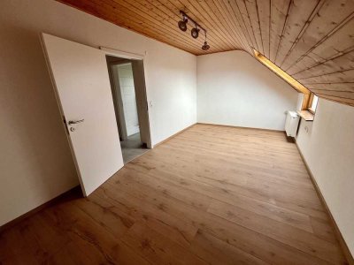 Freundliche und vollständig renovierte 3-Zimmer-Maisonette-Wohnung mit Balkon in Oberderdingen