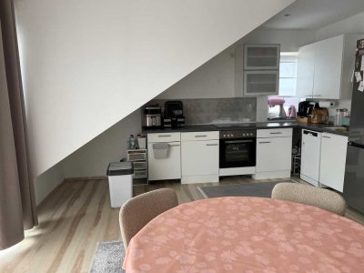1180 € - 59 m² - 2.0 Zi.
Wohnküche mit Balkon
Flur 
WC mit Duschkabine
Es ist ein Zweifamilienhaus