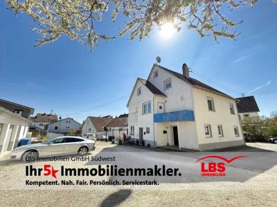 Teilsaniertes 3-Familienhaus mit drei Garagen, Dachterrasse+Terrasse