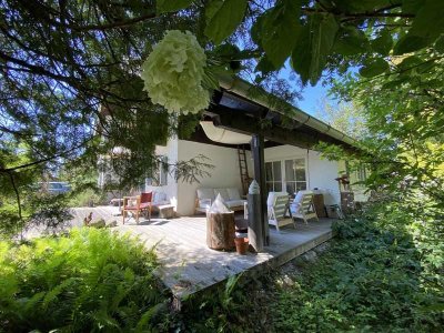 CHIEMSEE-NÄHE! Charmantes Feriendomizil im Dornröschenschlaf auf großen eingewachsenem Grundstück