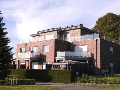 Erdwärme, Photovoltaik, Wallbox: Moderne Oberwohnung mit Carport und Balkon