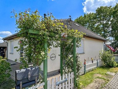 Zurückgezogen leben – modern wohnen: Ihr Bungalow im Grünen in Tessin ( Erbbaurecht )