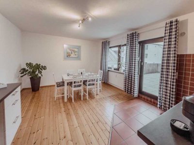 MÖBILIERTE 3 ZKB-DG-WOHNUNG MIT DACHTERRASSE IN ZENTRALER INNENSTADTLAGE (FUßGÄNGERZONE)