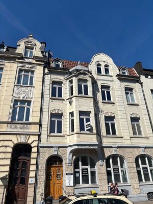 Modern wohnen: Stilvolle Altbauwohnung in zentraler Lage