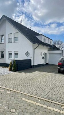 Kernsaniertes 4,5-Zimmer-Haus mit Einbauküche und Garage zur Miete in 50129, Bergheim/ Rheidt
