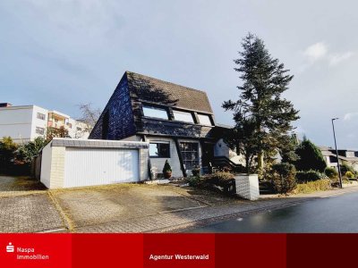 Bad Camberg: Einfamilienhaus mit Einliegerwohnung in ruhiger Lage