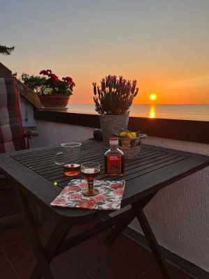 1. REIHE - UNVERBBAUBAR! DIREKTE STRANDLAGE! BLICK VON DER DACHLOGGIA NACH RÜGEN!