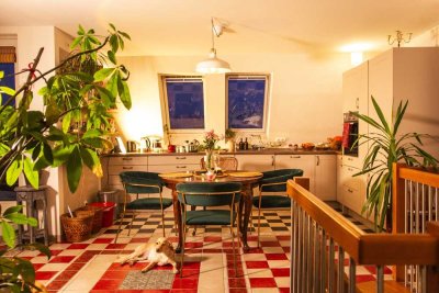 Lichtdurchflutete Dachgeschoss-Maisonette mit 3 Balkonen & Weitblick | 120 m² | TG-Stellplatz