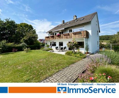 Teilmodernisiertes Zweifamilienhaus mit viel Platz und schönem Garten