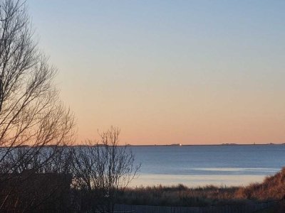 Sonnenaufgang über der Hallig vom Frühstückstisch genießen!