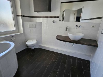 Bezugsfreie Altbauwohnung mit 3 Zimmern, ca. 96 m² Wohnfläche und 2 Balkonen