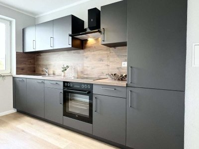 Erstbezug nach Sanierung! Moderne 3-Zi.-Wohnung mit Einbauküche, Balkon & PKW-Stellplatz