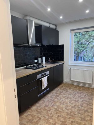 Modernisierte und helle drei Zimmer Altbauwohnung auf zwei Ebenen