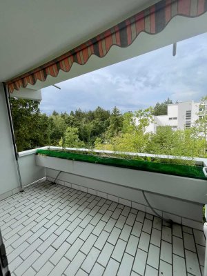 Gut geschnitten, mit sonniger Loggia und schönem Ausblick ins Grüne