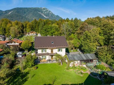 Charmante Alpenvilla mit großem Garten in ruhiger Lage in Grainau mit traumhaftem Ausblick auf die Z