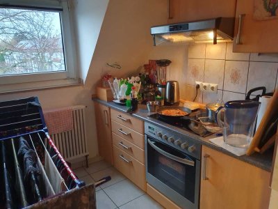 Gemütliche 2 Zimmer Dachgeschosswohnung mit Einbauküche in Köln Poll