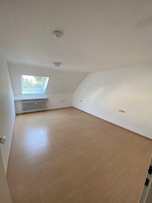 Helle Dachgeschosswohnung mit Balkon und Einbauküche in ruhiger Lage in Musberg