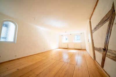Charmanter Altbau trifft Moderne: 4-Zimmer-Wohnung mit Dachterrasse & Einbauküche