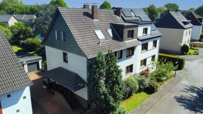 Rendite- oder Mehrgenerationen: Gepflegtes Zwei- bis Dreifamilienhaus mit traumhaftem Grundstück