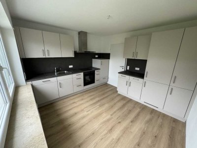 Exzellente Lage: neu renovierte 4-Raum-Hochparterre-Wohnung mit Balkon und Einbauküche in Markdorf
