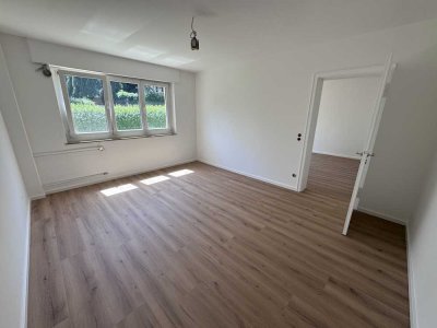ERSTBEZUG: Kernsanierte 3+1 Zimmer-Wohnung mit separatem Büro sowie Garage im Lehenviertel