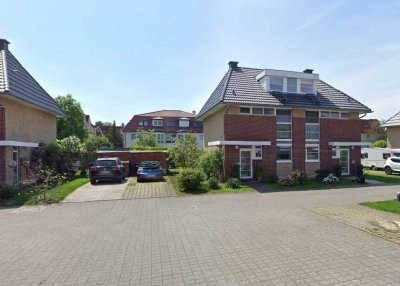 Familienfreundliche Doppelhaushälfte mit Garten, Terrasse und Dachstudio in Berlin-Altglienicke