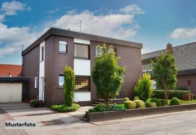Aus Alt mach Neu: 2-Familienhaus mit Nebenbebauung