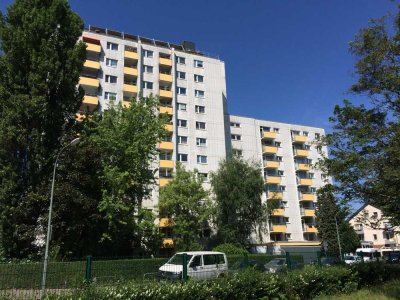 Renovierungsbedürftige 3-Zimmer Wohnung mit Balkon im 5. OG in Frankfurt-Nied