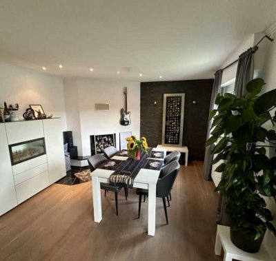 Stilvolle, modernisierte 4,5-Raum-Maisonette-Wohnung mit geh. Innenausstattung, Kamin, Balkon, EBK