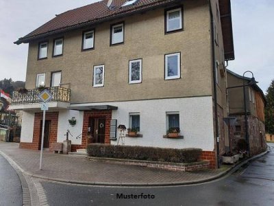 Gemischt genutzte Liegenschaft mit Geschäftslokal, mehreren Wohnungen und zusätzlichem Wohnhaus