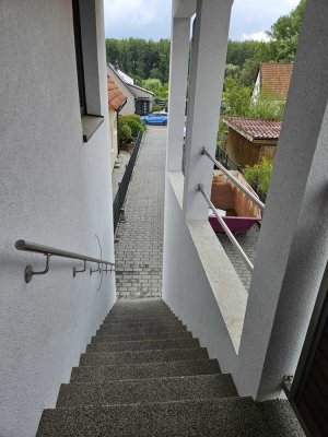 Großzügige 5-Zimmer-Wohnung mit Balkon in Zweiparteienhaus zu vermieten