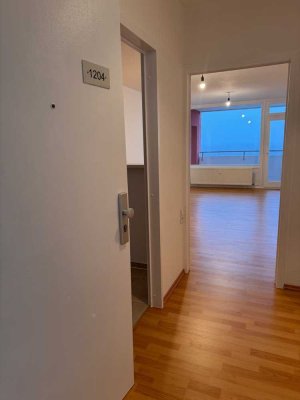 Provisionsfrei! Helle, renovierte 2,5-Zi.-Wohnung mit Balkon & Tiefgaragenstellplatz in Neu-Isenburg