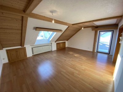 Sehr schöne 3 Zimmer DG Wohnung in bester Lage in Heroldsberg