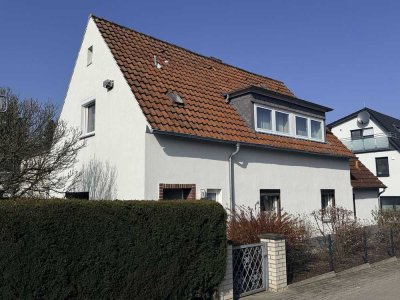 Einfamilienhaus mit Garage und kleiner Werkstatt in zentraler Lage im Kernbereich von Hannover-Ahlem
