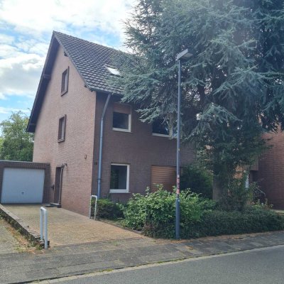 Freistehendes Einfamilienhaus mit 2 Garagen in ruhiger schöner Lage in Meeebusch Lank. 017647372433