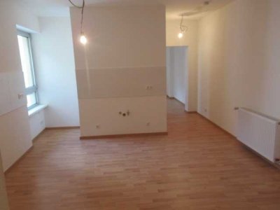 Loftartige 2 Zimmer-Wohnung im Westend, große Wohnküche, ruhiger Hinterhof, saniert !