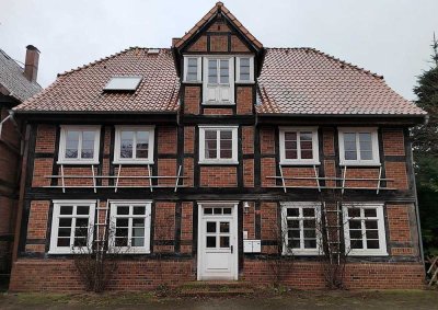Fachwerkhaus aus zweiseitig erschlossenem Grundstück mit Garagen & Nebengebäuden in Schnackenburg