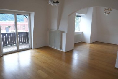 Schöne Villenwohnung in Aussichtslage mit Balkon und Parkplatz