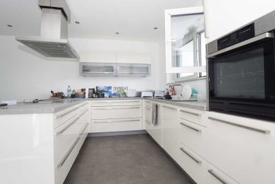 NEUWERTIG in ruhiger Lage: 3,5 Zimmer, gr. Balkon mit Fernblick