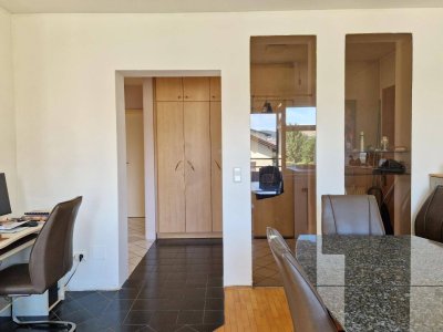 Helle 2,5-Zimmer-Wohnung mit hervorragender Infrastruktur