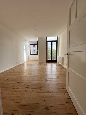 Kernsanierte, helle und große 2-Zimmer-Wohnung im Altbau mit Balkon, WG geeignet