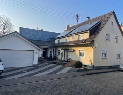 Ensemble aus EFH + Wohnhaus mit 2 verm. 3 ZKB + 300 EUR monatl. Einspeisevergütung von PV-Anlage