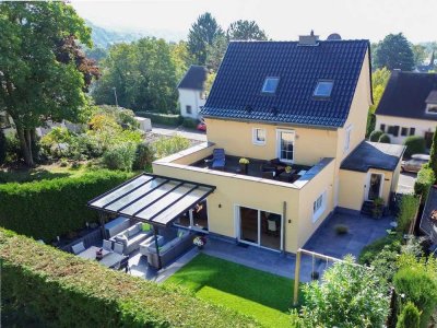 Oberkassel saniertes, erweitertes Familienhaus in begehrter Lage mit toll angelegtem Garten