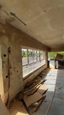 Fast geschenkt. Einmaliges Haus (2 geschossiges Eisenbahn Stellwerk zur Sanierung) mit großem Garten