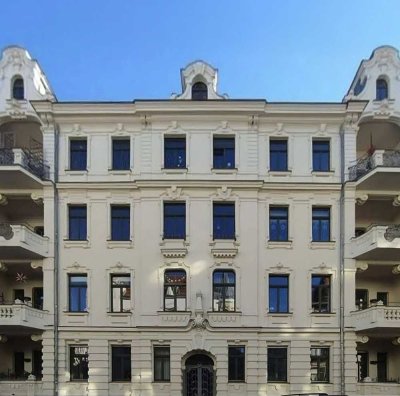 Großzügige 3-Zimmer-Wohnung mit Balkon im Dachgeschoss im begehrten Waldstraßenviertel